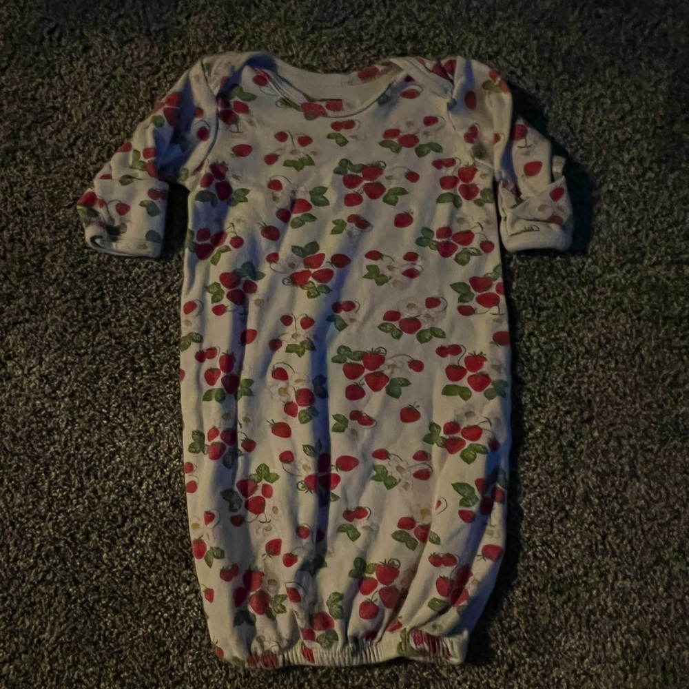 HB 0-6 Month Strawberry Thick Gown with Mittens